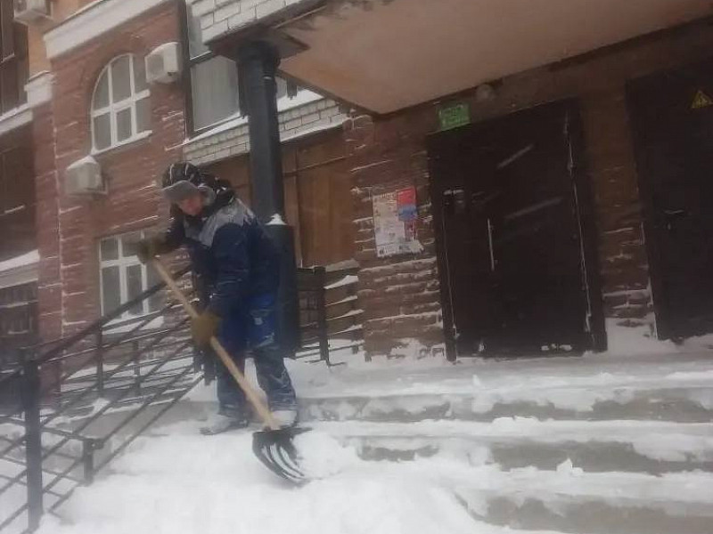 Казань продолжает заносить снегом